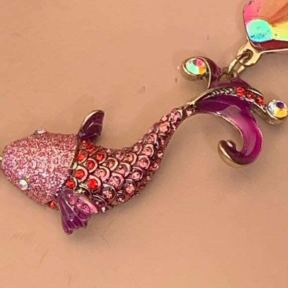 Betsey Johnson pink crystal enamel fish and shell necklace nwot - Picture 6 of 11